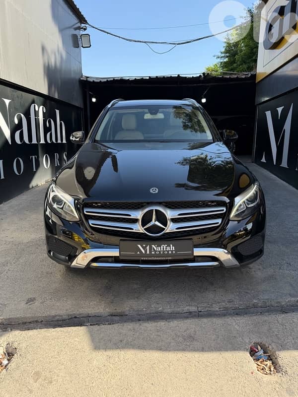 GLC 300 4matic 2018 Clean Carfax Fully Loaded, Like New!! 0