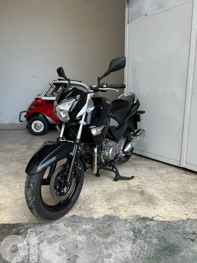 Suzuki Inazuma 250 cc 3