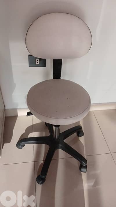 مكتب و كرسي بيديكور و كرستين اضافية