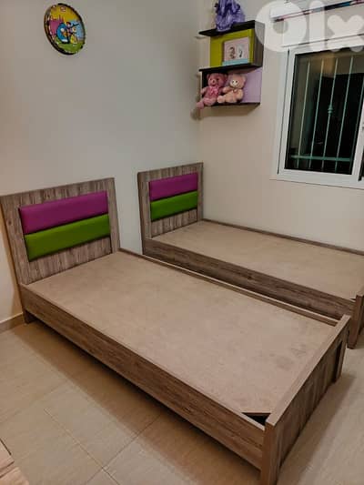 تخت مفرد مع قماش.  Single bed