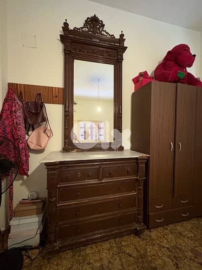 mirror with dressoir