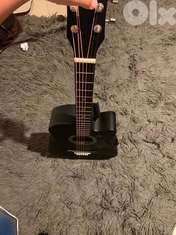 acoustic guitar barely used جيتار مستعمل لفترة يومين 1