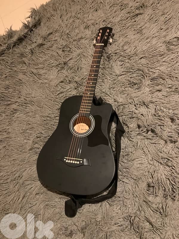 acoustic guitar barely used جيتار مستعمل لفترة يومين 3