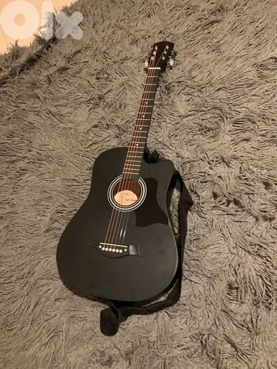Barely used guitar with its strings and bag