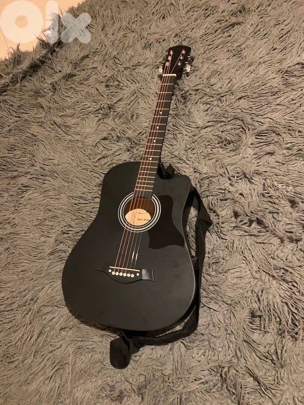 Barely used guitar with its strings and bag 0