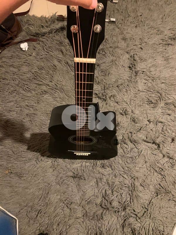 Barely used guitar with its strings and bag 1