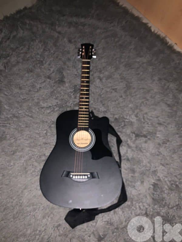 Barely used guitar with its strings and bag 2