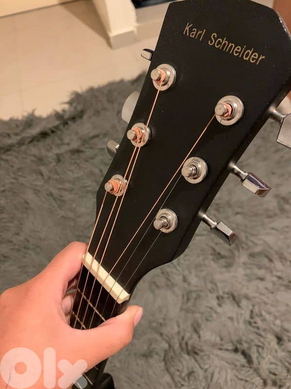 Barely used guitar with its strings and bag 3