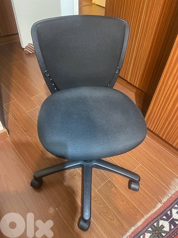 Black office chair -comfortable and adjustable 0