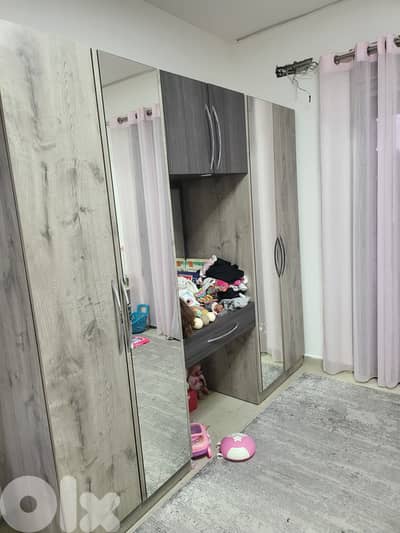 Bedroom bed+closet