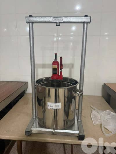 Hydraulic pressing machine for vegetables and fruits آلة العصر الهيدرو