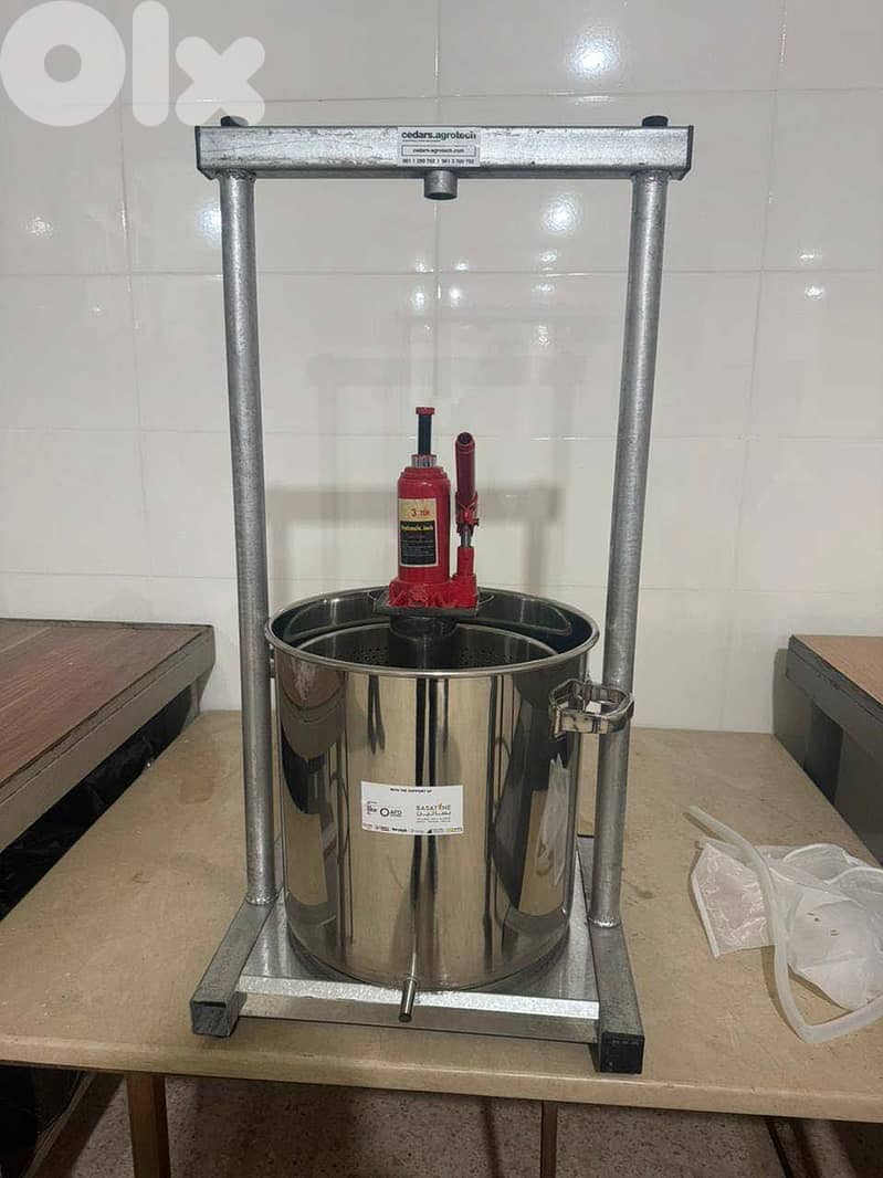 Hydraulic pressing machine for vegetables and fruits آلة العصر الهيدرو 2
