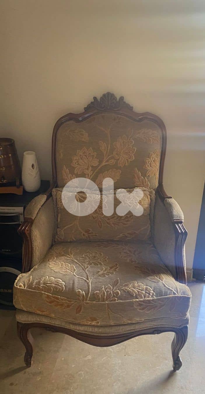 Classic Living Room Set - Excellent Condition with Great Price 2