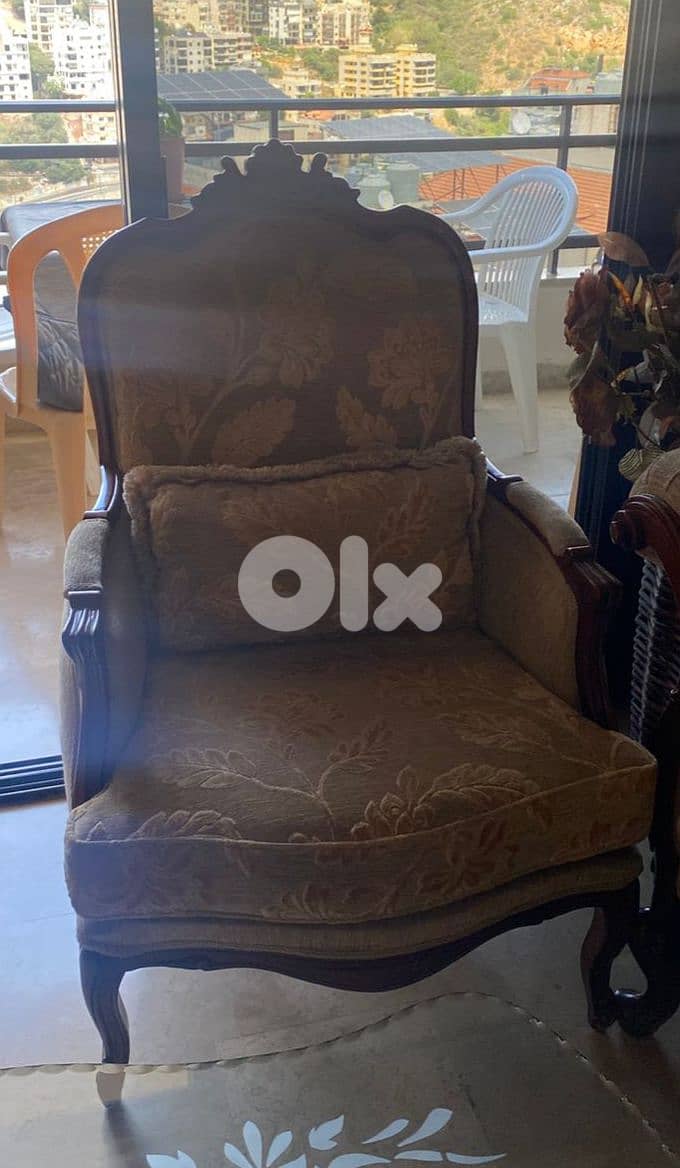Classic Living Room Set - Excellent Condition with Great Price 3