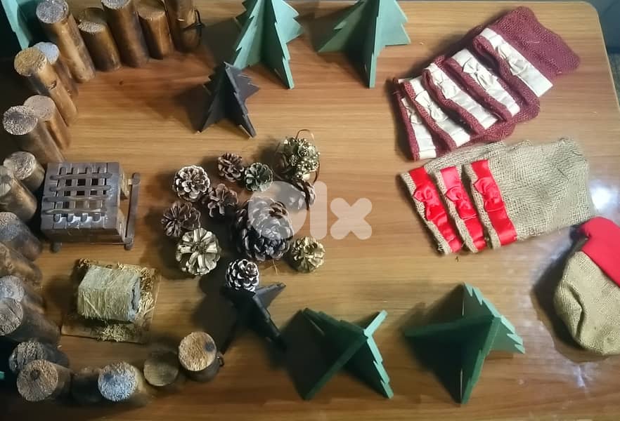 Rustic Christmas Decoration Set – Trees, Pinecones & Stockings 1