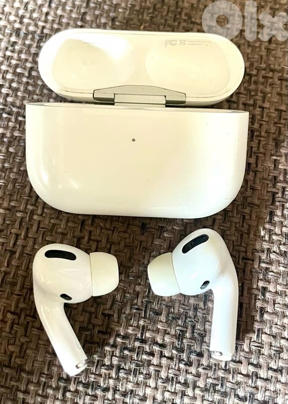 Apple Airpods 2 in excellent condition 2
