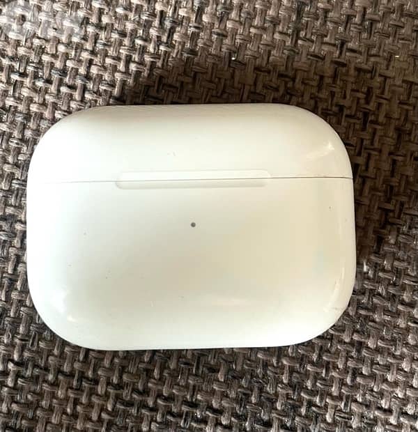 Apple Airpods 2 in excellent condition 3