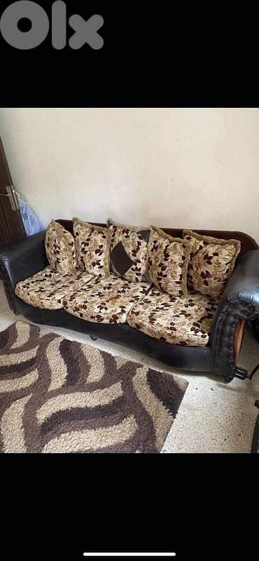 غرفة قعدة مع طاولة كبيرة