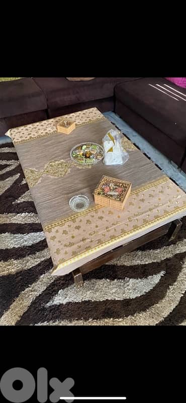 غرفة قعدة مع طاولة كبيرة 1