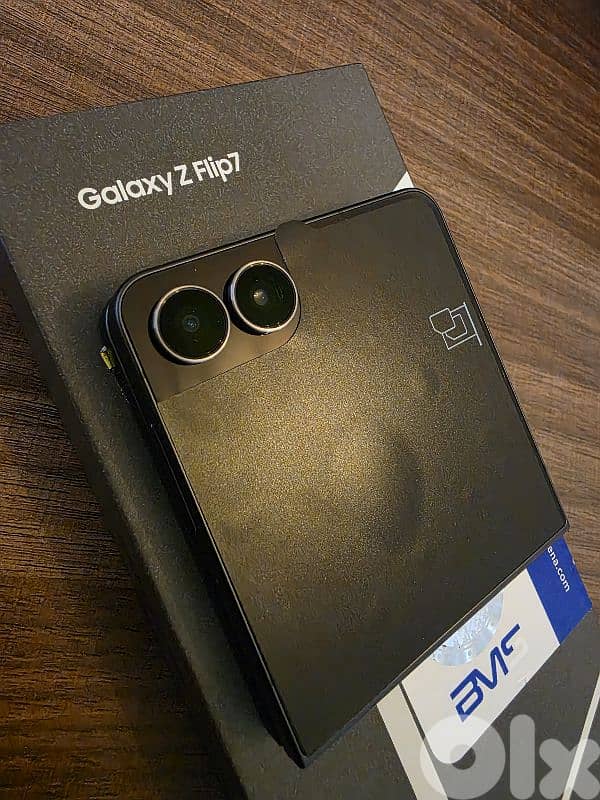 SAMSUNG Z FLIP 7 / 12G RAM/ 256GB/ 2 SIM CARD مدفوع الجمرك كفالة سنة 4
