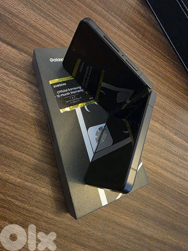 SAMSUNG Z FLIP 7 / 12G RAM/ 256GB/ 2 SIM CARD مدفوع الجمرك كفالة سنة 6
