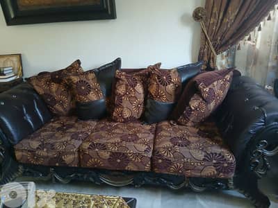 صالون مؤلف من صوفا كبيرة ووحدة وسط و٢ صغار  وطاولة
