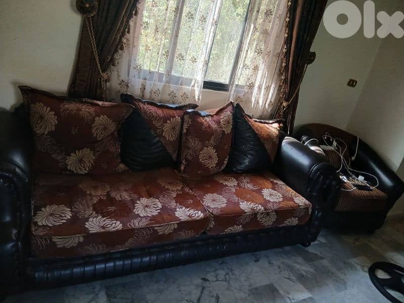 صوفا كبيرة و٢ صغار وطقم طاولات جلد 0