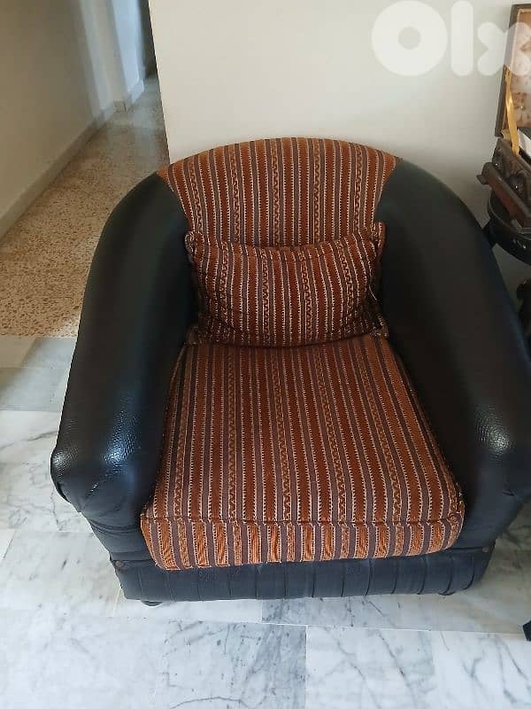 صوفا كبيرة و٢ صغار وطقم طاولات جلد 1