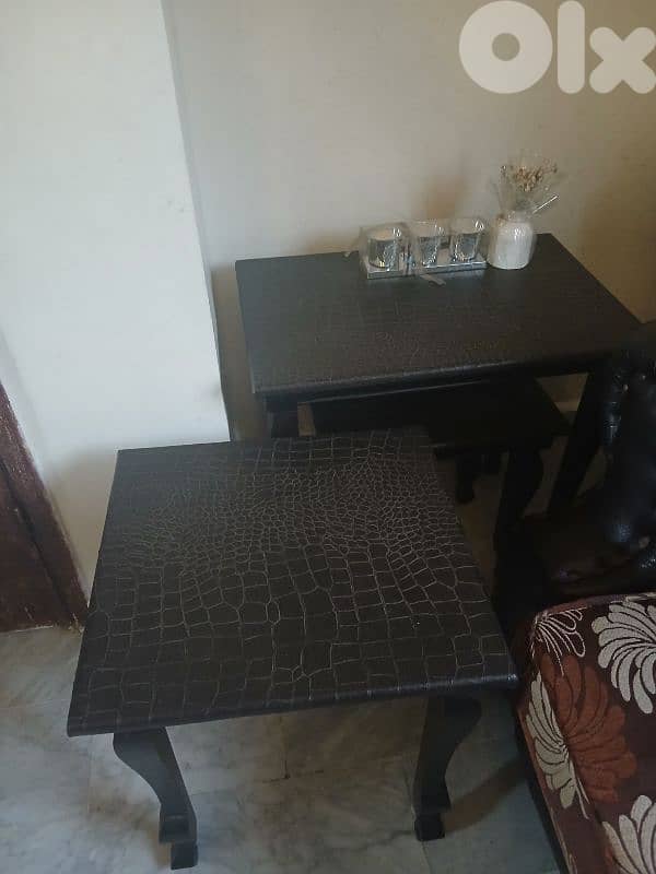صوفا كبيرة و٢ صغار وطقم طاولات جلد 2