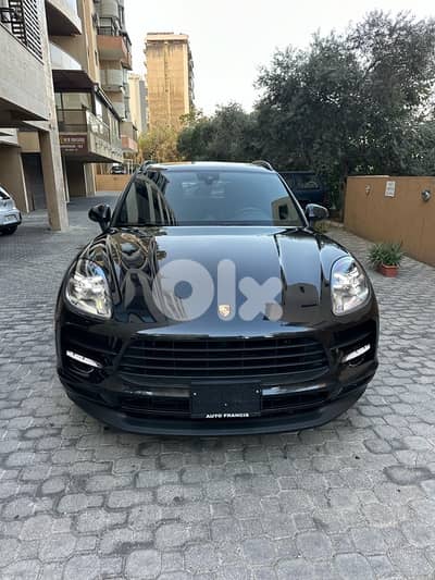 Porsche Macan 2019 black on black (clean carfax-45000 miles)