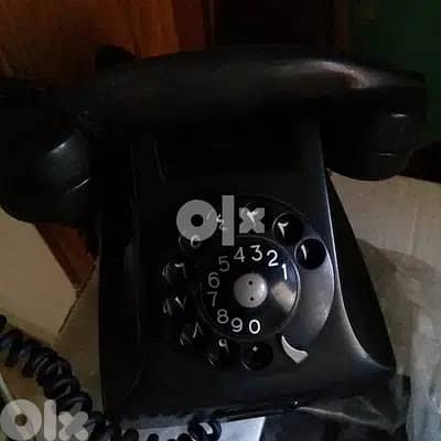 Old Colored Telephone with Earphone Ancien Téléphone Coloré + Ecouteur 1