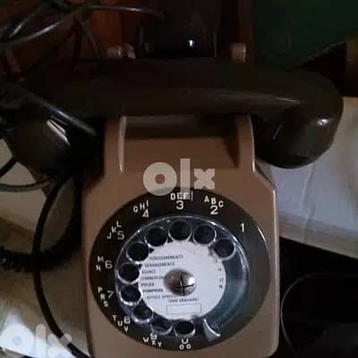 Old Colored Telephone with Earphone Ancien Téléphone Coloré + Ecouteur 2