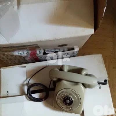 Old Colored Telephone with Earphone Ancien Téléphone Coloré + Ecouteur 4