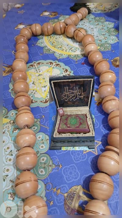 مسبحة كبيرة  ومصحف  في صندوق اثري