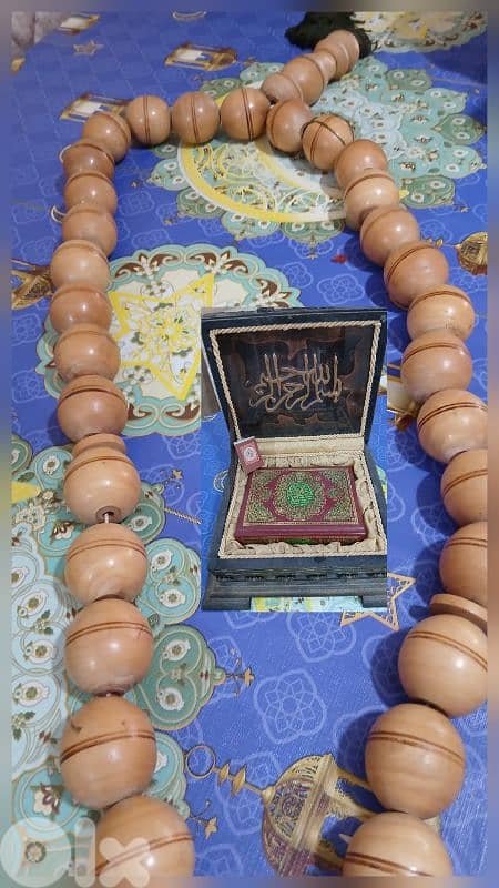 مسبحة كبيرة  ومصحف  في صندوق اثري 0