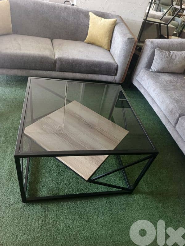 Center table. طاولة نصف 0