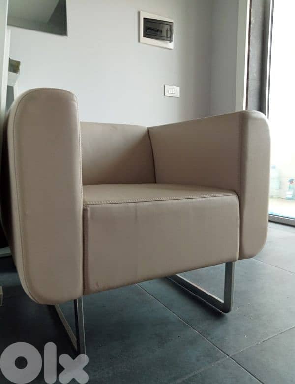 2 Sofas 2