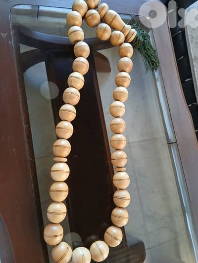 مسبحة خشب كبيرة