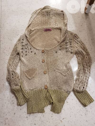 blouse crochet beige avec cappuchon