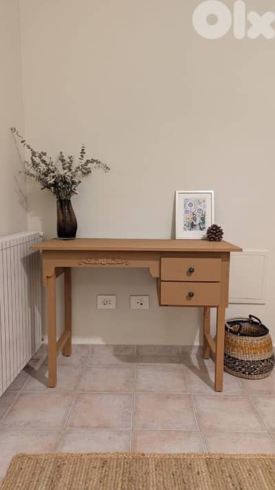 desk , entry table