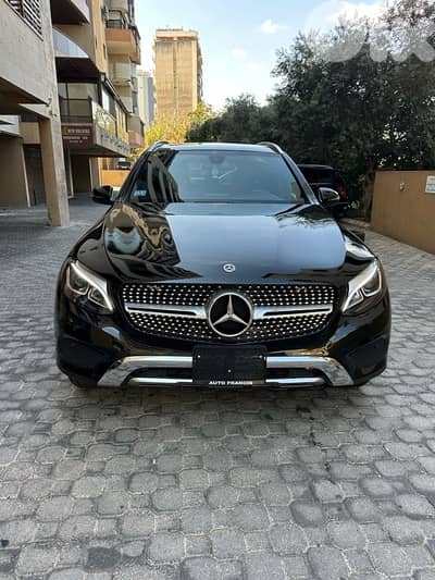 Mercedes GLC 300 4matic 2018 black on black (clean carfax)