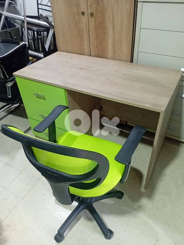 مكتب كرسي شبه جديد 0