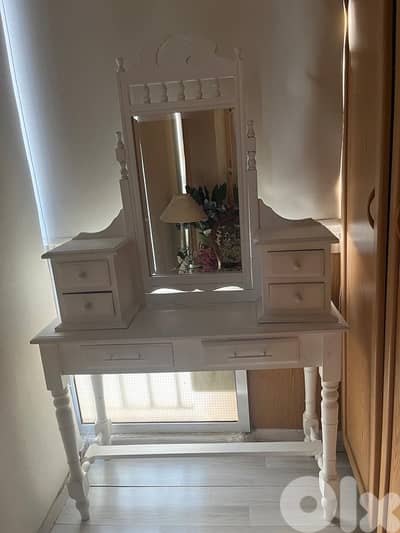 Like new - Dressing table with mirror