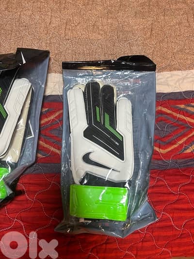 goalkeeper gloves