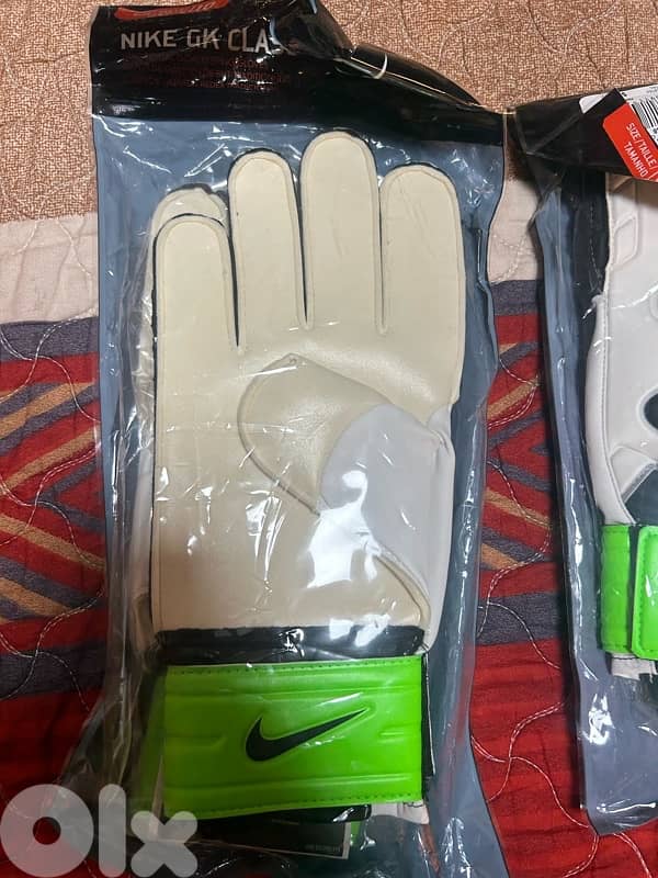 goalkeeper gloves 1