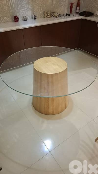 Round Glass Dining Table – Modern Design, Excellent Condition