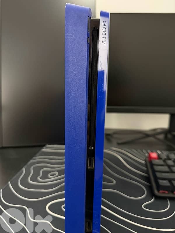 PS4 slim blue edition 1
