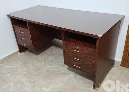 طاولة مكتب
