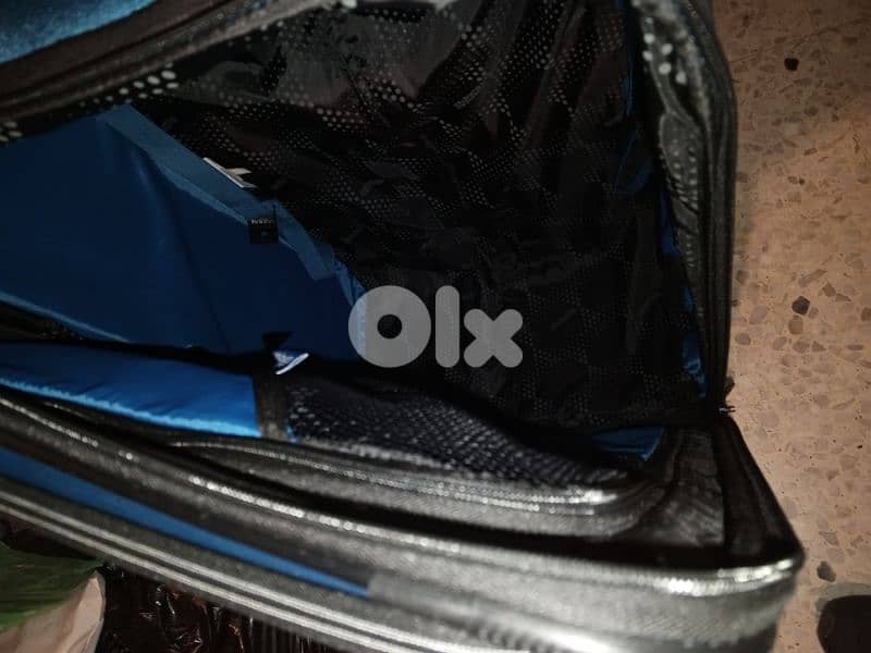 Luggage - American Tourister 4