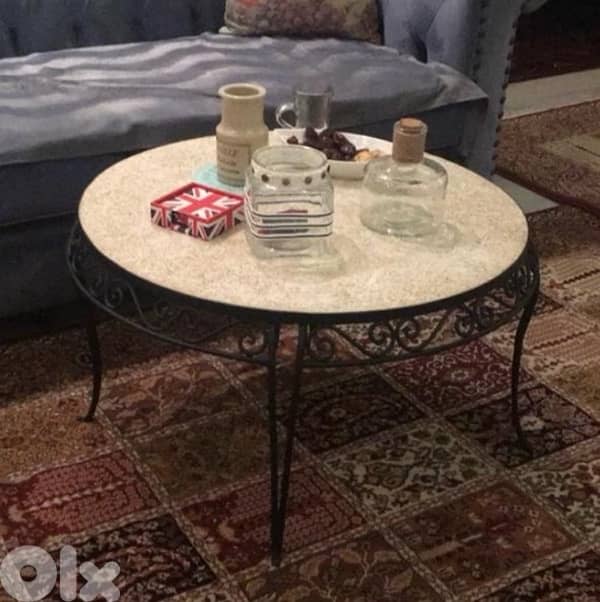 طاولة للصلون 0